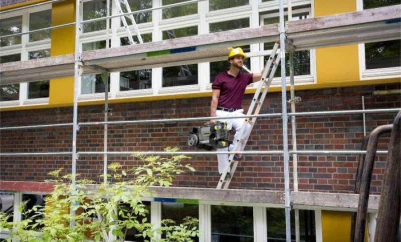 Usuwanie zanieczyszczeń z powierzchni dachu i elewacji. Poradnik dla firm remontowych i budowlanych